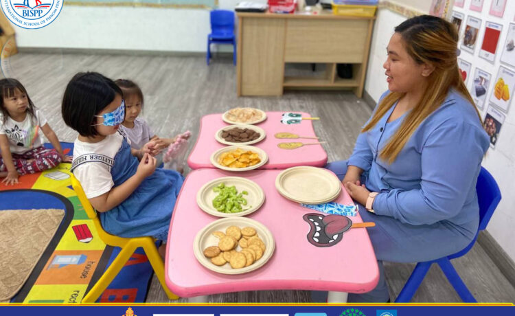 Brightstar’s EY students are exploring their senses in Science both inside the classroom and outside on the school grounds! In class, they’re learning the theory behind how they see, hear, smell, taste, and touch.