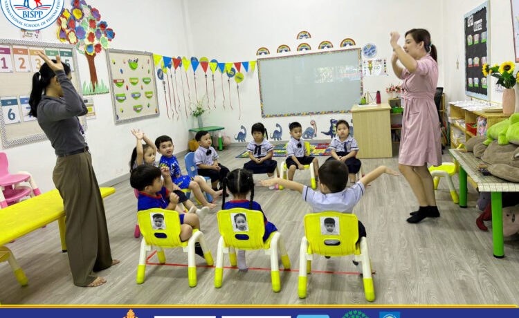 Exciting Phonics Fun in Early Years! Our young learners are discovering phonics in dynamic new ways—not just through books and worksheets, but by incorporating sight, listening, writing, and using mini boards! By engaging their senses and exploring letters and sounds hands-on, they’re building a strong foundation for reading while having loads of fun.