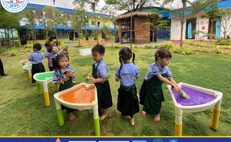 នៅក្នុងប្រធានបទមេរៀន “ស្រមៃថា” កុមារៗសិស្សានុសិស្សរបស់យើងបានស្វែងយល់នូវភាពសប្បាយរីករាយអំពីការបង្កើតស្នាដៃសិល្បៈ ដោយប្រើប្រាស់នូវសម្ភារផ្សេងៗរួមមានដូចជាទឹកថ្នាំពណ៌ ក្រដាស និងពិសេសគឺគំនិតច្នៃប្រឌិត ការចេះស្រមើលស្រមៃ។