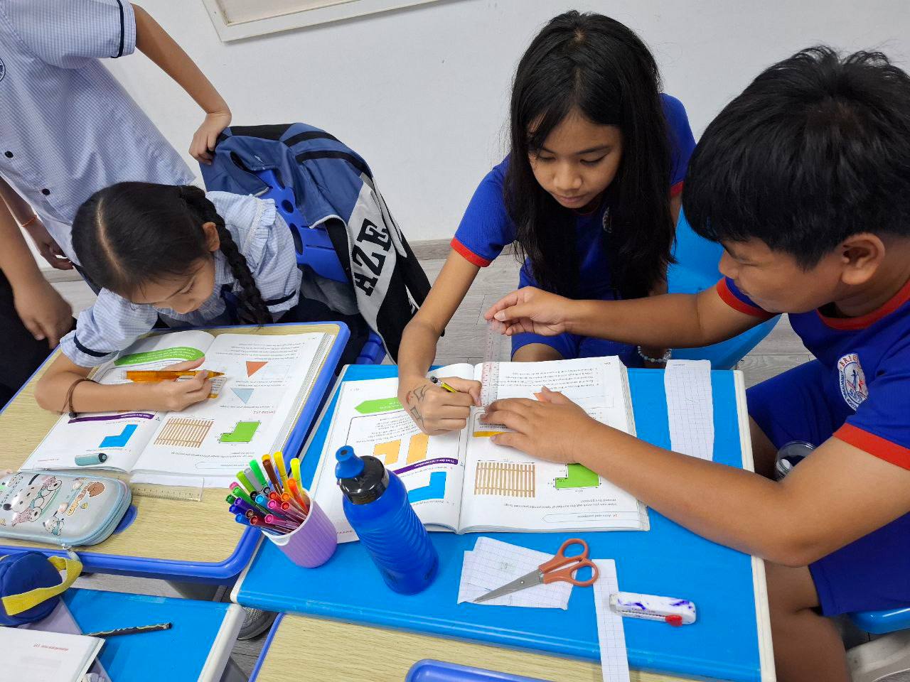 (English Below) ភាពអស្ចារ្យកើតឡើង នៅពេលប្អូនៗចេះសហការ និងចែករំលែករួមគ្នា! ការសិក្សាដោយការចេះសហការគ្នា អាចជួយធ្វើឱ្យប្អូនៗសិស្សានុសិស្សអភិវឌ្ឍនូវបំណិនសំខាន់ៗរួមមាន បំណិននៃការត្រិះរិះ ការប្រាស្រ័យទាក់ទង ការយល់ចិត្ត និងការធ្វើកិច្ចការជាក្រុម ហើយក៏ចូលរួមធ្វើឱ្យការសិក្សាជារួមមានភាពសកម្ម និងសប្បាយរីករាយផងដែរ។ សិស្សមិនត្រឹមតែបានចែករំលែកផ្លាស់ប្តូរមតិយោបល់ជាមួយគ្នានោះទេ តែក៏អនុញ្ញាតឱ្យពួកគេបានបង្កើតនូវភាពជឿជាក់ ក៏ដូចជាទំនុកចិត្តលើខ្លួនឯង ត្រៀមសម្រាប់បទពិសោធន៍ និងការសិក្សានាថ្ងៃខាងមុខ។ កុមារគ្រប់រូបចែងចាំងដូចដួងតារានៅសាលាអន្តរជាតិប្រាយស្តារ! When young minds come together, amazing things happen! Collaborative learning helps […]