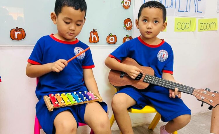 កុមារៗថ្នាក់មត្តេយ្យនៃសាលារបស់យើងកំពុងសិក្សាស្វែងយល់អំពីចង្វាក់ភ្លេង ទំនុកច្រៀង និងរៀនបញ្ចេញកាយវិការតាមភ្លេងយ៉ាងសកម្មនៅក្នុងម៉ោងថ្នាក់តន្រ្តី។
