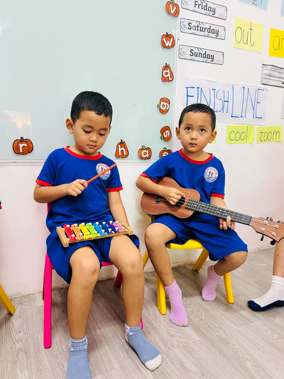 (English Below) កុមារៗថ្នាក់មត្តេយ្យនៃសាលារបស់យើងកំពុងសិក្សាស្វែងយល់អំពីចង្វាក់ភ្លេង ទំនុកច្រៀង និងរៀនបញ្ចេញកាយវិការតាមភ្លេងយ៉ាងសកម្មនៅក្នុងម៉ោងថ្នាក់តន្រ្តី។ តាមរយៈការច្រៀងផង និងការលេងឧបករណ៍តន្រ្តីផង កុមារៗចេះនូវគំនិតច្នៃប្រឌិត និងមានភាពជឿជាក់លើខ្លួនឯង។ កុមារគ្រប់រូបចែងចាំងដូចដួងតារានៅសាលាអន្តរជាតិប្រាយស្តារ! Our early years students are exploring rhythm, melody, and movement in Music class! From joyful singing to playful instrument exploration, […]