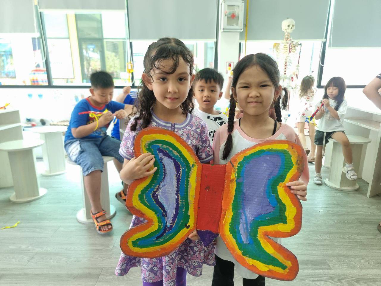 (English Below) ប្រធានបទមេរៀនរបស់យើងនៅក្នុងសប្តាហ៍នេះ គឺសិក្សាអំពី “ការធ្វើដំណើរជំុវិញពិភពលោក”។ ក្នុងនោះ ប្អូនៗសិស្សានុសិស្សបានចូលរួមក្នុងសកម្មភាពសិក្សារួមមាន ដូចជាការក្លែងធ្វើដំណើរទៅកាន់ប្រទេសផ្សេងៗ ការវាយត្រាលើលិខិតឆ្លងដែន ការផាត់រូបគំនូរទេសភាព ការស្តាប់បទចម្រៀង និងការស្វែងយល់ពីវប្បធម៌ប្រពៃណីប្រទេសផ្សេងៗជុំវិញពិភពលោក ពិសេសបានចែករំលែកពីទីកន្លែងដែលជាចំណង់ចំណូលចិត្តផងដែរ។ កុមារគ្រប់រូបចែងចាំងដូចដួងតារានៅសាលាអន្តរជាតិប្រាយស្តារ! This week at Brightstar, the theme “Around the World” brought global learning to life. Our learners […]