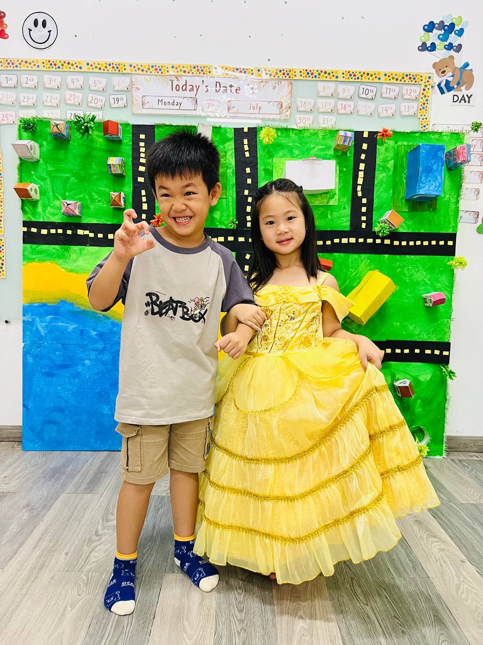 (English Below) នៅទីបំផុតយើងក៏បានបញ្ចប់មេរៀនប្រចាំសប្តាហ៍ក្រោមប្រធានបទ កំពូលវីវៈបុរស ដោយរលូន! មេរៀននេះបានបង្កប់តម្លៃអប់រំដល់ប្អូនៗសិស្សានុសិស្សរបស់យើងឱ្យបានយល់ដឹងថា វីរៈបុរសគឺជាអ្នកដែលធ្វើអំពើល្អ មានចិត្តល្អ ចេះជួយនិងយល់ពីចិត្តអ្នកដទៃ។ គ្រប់ទិដ្ឋភាពនៃមេរៀន សុទ្ធតែបានធ្វើឱ្យប្អូនៗសិក្សាដោយភាពសប្បាយរីករាយ។ ដោយឡែក នៅសប្តាហ៍ក្រោយ យើងនឹងចាប់ផ្តើមជាមួយប្រធានបទមេរៀនថ្មី គឺជាការសិក្សាអំពី The world of Fairy Tales and Fantasy! កុមារគ្រប់រូបចែងចាំងដូចដួងតារានៅសាលាអន្តរជាតិប្រាយស្តារ!   We have wrapped up an incredible […]