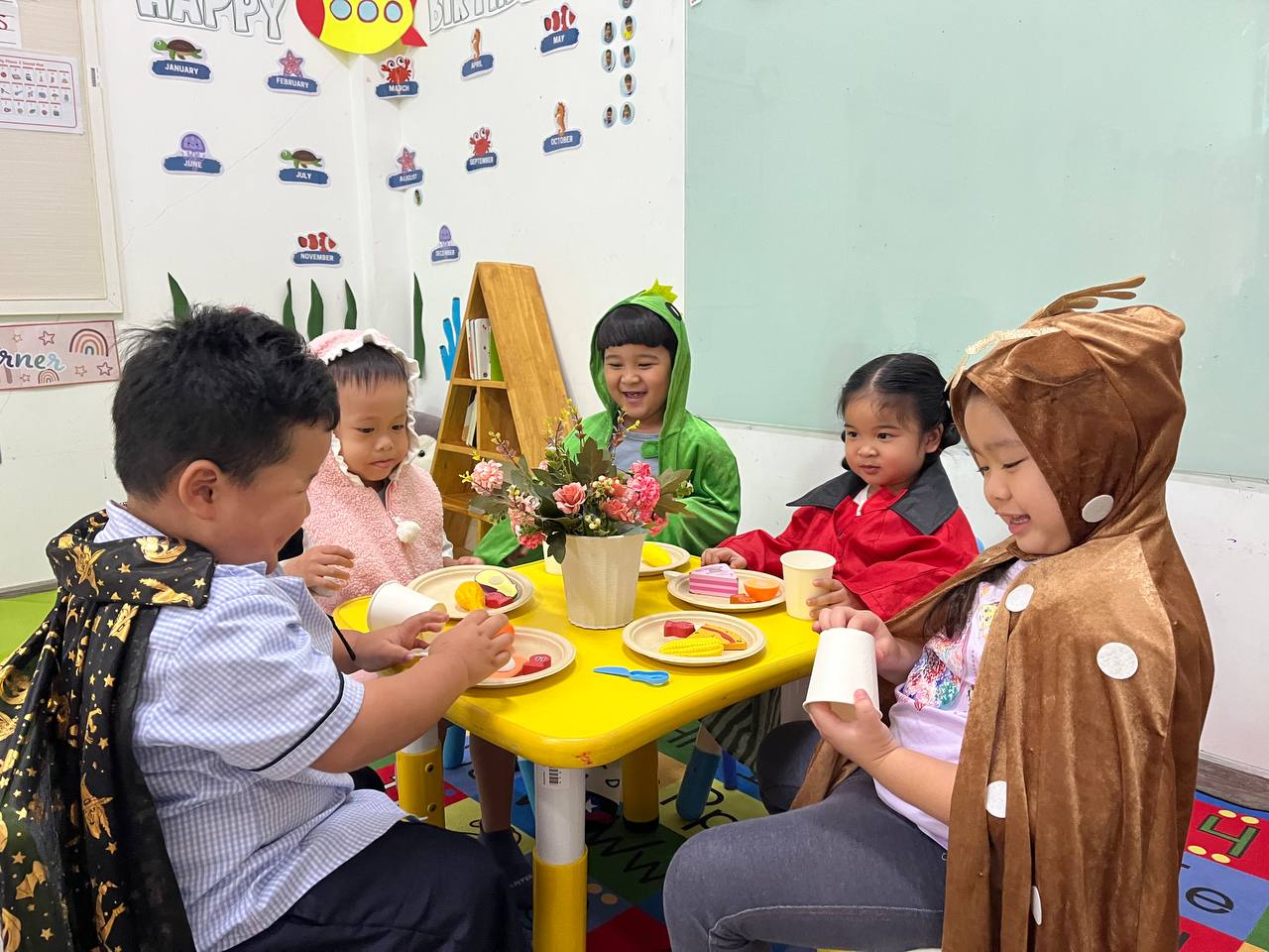 (English Below) នៅក្នុងថ្នាក់មត្តេយ្យសិក្សា ការលេងមិនត្រឹមតែផ្តល់នូវភាពសប្បាយរីករាយដល់សិស្សប៉ុណ្ណោះទេ ប៉ុន្តែក៏ផ្តល់នូវចំណេះដឹង និងការសិក្សារៀនសូត្រផ្សេងៗផងដែរ។ ជាមួយនឹងការអនុវត្តសកម្មភាពសិក្សាផ្ទាល់ដូចជា ការគូរគំនូរ និងការរៀនលេងសម្តែង កុមារៗតែងមានឱកាសក្នុងការសិក្សាស្វែងយល់ ការស្រមើលស្រមៃ និងការរុករក។   In our Early Years classrooms, play is not just fun, it is how our young learners learn […]