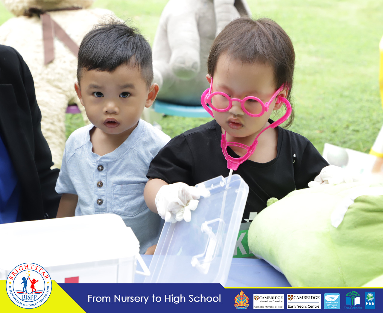 (English Below) នៅសាលាអន្តរជាតិប្រាយស្តារថ្ងៃនេះ ប្អូនៗកុមារៗរបស់យើង បានចូលរួមសិក្សាអំពីការស្រមៃស្រមើលរៀនធ្វើជាវេជ្ជបណ្ឌិត និងខ្លះធ្វើជាទន្តបណ្ឌិត។ ក្នុងនោះ ប្អូនៗក៏បានអនុវត្តផ្ទាល់នៅខាងក្រៅថ្នាក់រៀន ដោយសំដែងធ្វើជាគ្រូពេទ្យនៅក្នុងមន្ទីរពេទ្យផងដែរ។ តាមរយៈសកម្មភាពរៀនពិនិត្យសុខភាព និងការថែទាំ ប្អូនៗបានសិក្សាចេះដឹងអំពីអ្វីជាការស្រឡាញ់ ការយល់ចិត្ត ការប្រាស្រ័យទាក់ទង ព្រមទាំងទំនុកចិត្តពោរពេញដោយភាពសប្បាយរីករាយ៕ Today at Brightstar, our young learners used their imagination to become doctors and dentists, turning […]