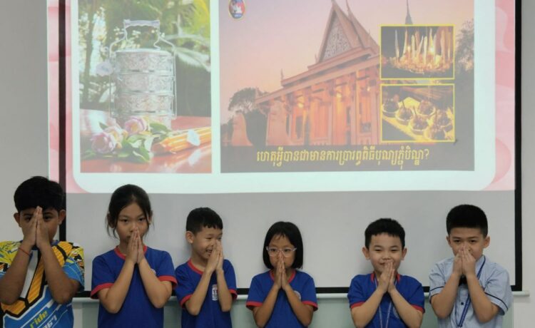 សិស្សានុសិស្សជាជនជាតិខ្មែរ នៅសាលាអន្តរជាតិប្រាយស្តារ តែងតែទទួលបានការអប់រំជាប្រចាំពីឥរិយាបទ និងសីលធម៌ជាខ្មែរតាមរយៈកម្មវិធីខេមរសិក្សាដើម្បីឱ្យពួកគេមានចំណេះដឹងជាអន្តរជាតិ តែនូវតែក្សាបានអត្តសញ្ញាណជាខ្មែរ។