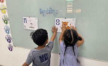 ជម្រាបសួរ មាតាបិតា អ្នកអាណាព្យាបាលទាំងអស់! សម្រាប់ថ្នាក់កម្មវិធីខ្មែរកាលពីម្សិលមិញ ប្អូនៗបានអនុវត្តអំពីការសរសេរអក្សរ«ក» និងការផាត់ពណ៌។ តាមរយៈសកម្មភាពសិក្សានេះ ប្អូនៗអាចពង្រឹងបន្ថែមលើការសរសេរ ការអាននិងស្គាល់ព្យញ្ជនៈ«ក» បានច្បាស់លាស់។ សូមអរគុណ!