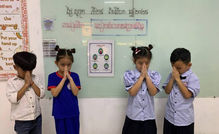 តាមរយៈកម្មវិធីខេមរសិក្សានៅប្រាយស្តារ ការសិក្សាភាសាខ្មែរ និងវប្បធម៌ប្រពៃណីជាតិត្រូវបានដាក់បញ្ជូលតាមពីថ្នាក់ដំបូងដើម្បីធានាថាប្អូនៗសិស្សានុសិស្សមានគ្រឹះរឹងមាំសម្រាប់ការសិក្សា និងប្រើប្រាស់ភាសាជាតិរបស់ខ្លួនពេញមួយជីវិត។