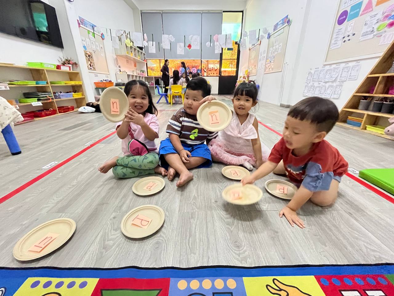 (English Below) ប្អូនៗសិស្សានុសិស្សនៅសាលាអន្តរជាតិប្រាយស្តាររបស់យើង កំពុងសិក្សាចាប់យកនូវបំណិនសូរស័ព្ទអក្សរសំខាន់ៗដោយផ្តោតតាមរយៈការស្តាប់ ការអនុវត្តបញ្ចេញសំឡេងច្បាស់ៗ ការគូសផ្តាមអក្សរ ការស្គាល់ពាក្យមូលដ្ឋានដែលពេញនិយមក្នុងការប្រើប្រាស់ និងការសិក្សាស្គាល់សូរដំបូងរបស់ពាក្យ។ ទាំងនេះគឺជាគ្រឹះសិក្សាមូលដ្ឋានដ៏សំខាន់សម្រាប់ជួយឲ្យសិស្សមានទំនុកចិត្តលើខ្លួនឯង ក៏ដូចជាស្រឡាញ់នូវបំណិនអំណានពេញមួយជីវិត។ At Brightstar, our young learners are building essential phonics skills through focused listening, practising clear speech, tracing letters, recognising high-frequency […]