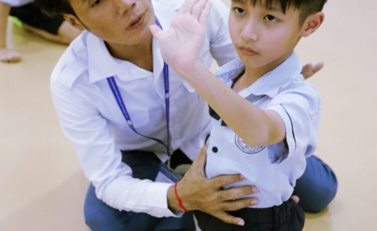 របាំប្រពៃណី និងវប្បធម៌ខ្មែរត្រូវបានដាក់បញ្ចូលជាមុខវិជ្ជាមួយក្នុងកម្មវិធីខេមរសិក្សានៅសាលាអន្តរជាតិប្រាយស្តារ។ តាមរយៈការសិក្សានេះ ប្អូនៗសិស្សានុសិស្សបានសិក្សាស្វែងយល់ការតែច្បាស់ពីវប្បធម៌ ប្រពៃណីខ្មែរ និងអត្តសញ្ញាណជាតិ តាមរយៈការសិក្សាមេរៀន និងការអនុវត្តផ្ទាល់។