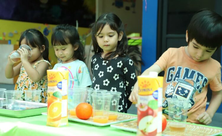 ប្អូនៗកុមារតូចៗថ្នាក់មត្តេយ្យសិក្សារបស់យើងនាំគ្នាលេងនៅខាងក្រៅទីធ្លាសាលា ដើម្បីការកម្សាន្តសប្បាយផង និងការសិក្សារៀនសូត្រ ដែលបណ្តុះនូវការចង់ចេះចង់ដឹងផង។