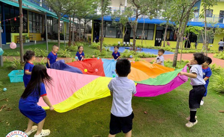 កុមារៗនៅសាលារបស់យើង តែងតែបន្តនូវការអភិវឌ្ឍការសិក្សារបស់ពួកគេ យ៉ាងសកម្ម រួមមានតាមរយៈការរុករក ការបង្កើត និងការសិក្សាផ្សេងៗប្រកបដោយអត្ថន័យ។