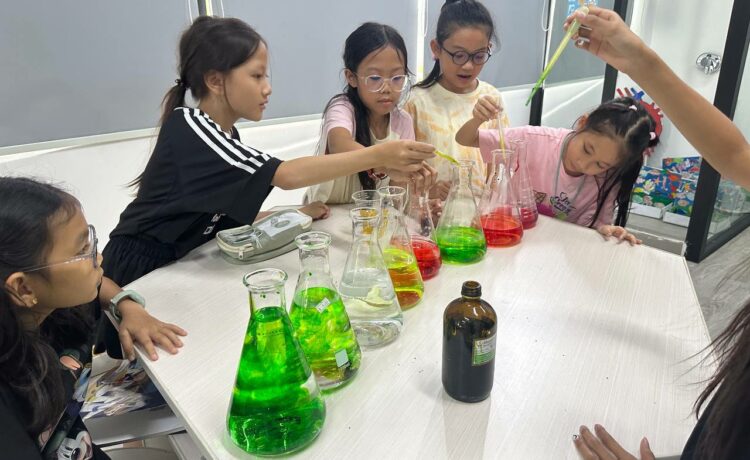 នៅក្នុងសប្តាហ៍នេះ ប្អូនៗសិស្សានុសិស្សរបស់យើង បានស្វែងយល់ពីរបៀបសិក្សាបែបរិះរក ដែលជាការសិក្សាផ្សាភ្ជាប់នឹងការអនុវត្តផ្ទាល់ ជួយដល់ការចង់ដឹងចង់ឃើញ ការត្រិះរិះ និងការសហការ។