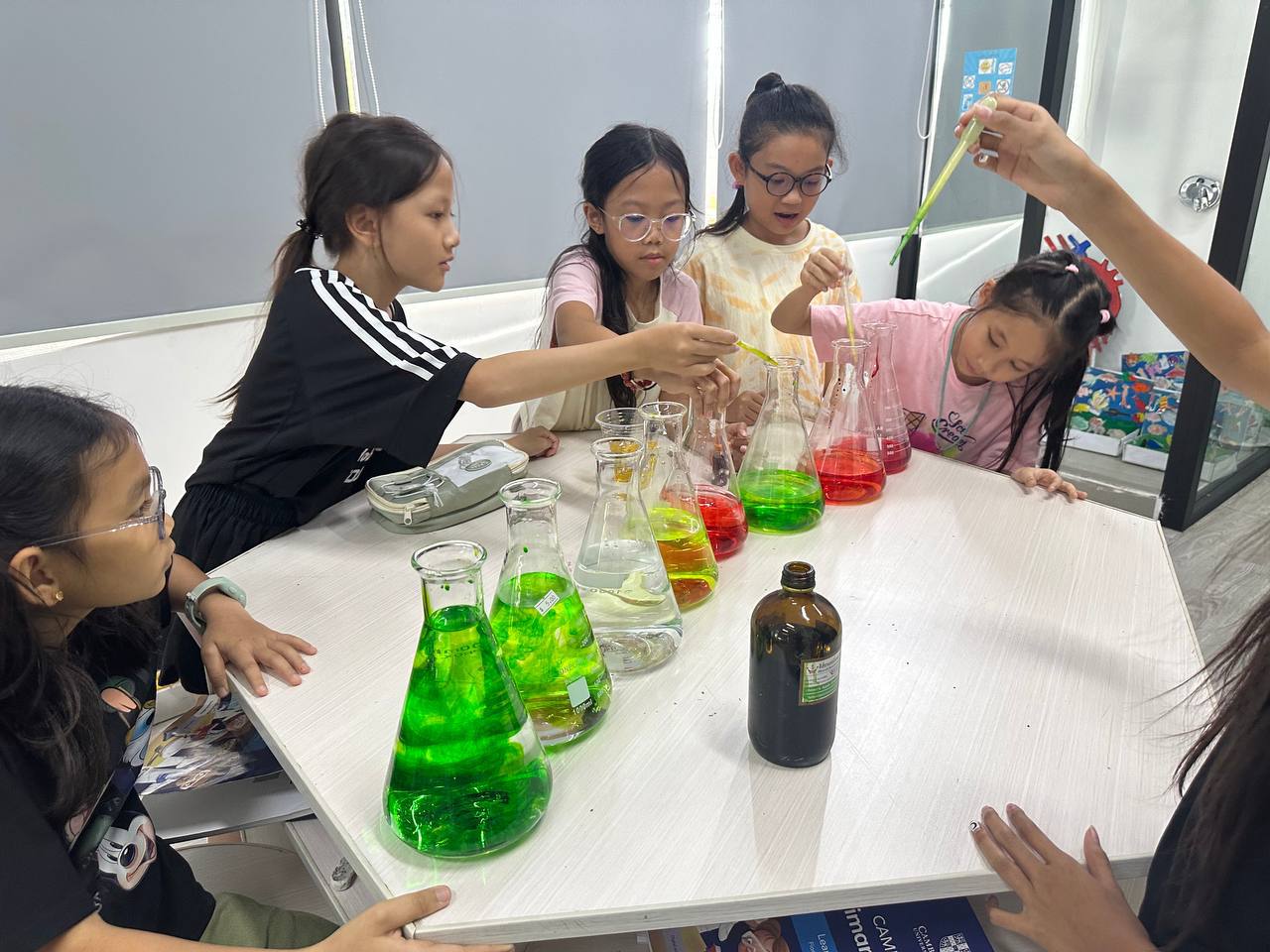 (English Below) នៅក្នុងសប្តាហ៍នេះ ប្អូនៗសិស្សានុសិស្សរបស់យើង បានស្វែងយល់ពីរបៀបសិក្សាបែបរិះរក ដែលជាការសិក្សាផ្សាភ្ជាប់នឹងការអនុវត្តផ្ទាល់ ជួយដល់ការចង់ដឹងចង់ឃើញ ការត្រិះរិះ និងការសហការ។ តាមរយៈនេះ ប្អូនៗបានយល់ដឹងពីទំនាក់ទំនងរវាងទ្រឹស្តីក្នុងមេរៀន និងការអនុវត្តនៅខាងក្រៅពិតជាក់ស្តែង។ យើងមានមោទនភាព និងរំភើបជាមួយនឹងការរីកចម្រើនចំណេះដឹងរបស់ប្អូនៗ ក្រោមរបៀបនៃការសិក្សាប្រកបដោយប្រសិទ្ធភាព!   This week, our students explored through inquiry-based learning, diving into hands-on activities that encouraged […]