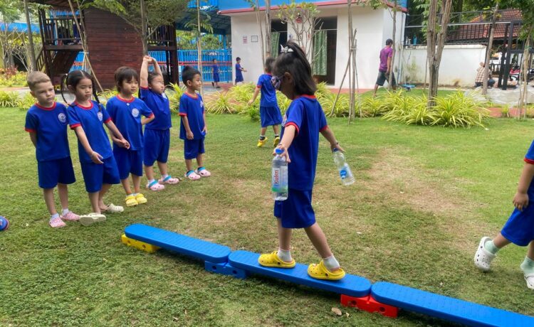 នៅក្នុងសប្តាហ៍នេះ ប្អូនៗថ្នាក់មត្តេយ្យរបស់យើងបានចូលរួមយ៉ាងសកម្មក្នុងការសិក្សារៀនសូត្រស្វែងយល់ពីការធ្វើចលនា ការទប់លំនឹង និងការបត់បែន។