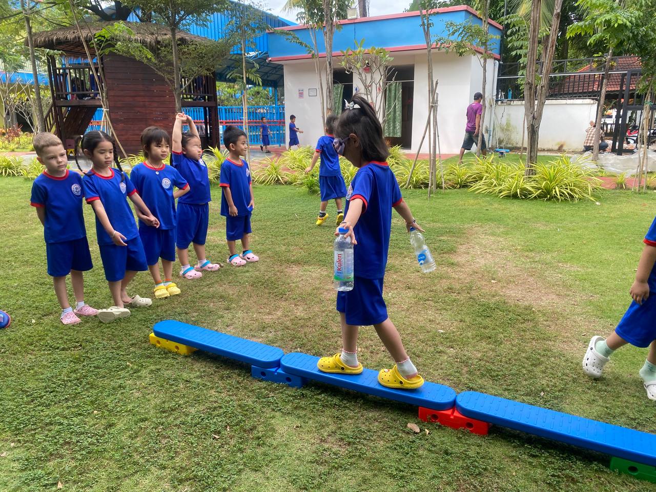 (English Below) នៅក្នុងសប្តាហ៍នេះ ប្អូនៗថ្នាក់មត្តេយ្យរបស់យើងបានចូលរួមយ៉ាងសកម្មក្នុងការសិក្សារៀនសូត្រស្វែងយល់ពីការធ្វើចលនា ការទប់លំនឹងនិងការបត់បែន។ ក្នុងនោះប្អូនៗបានហ្វឹកហាត់ដូចជា ការហាត់ដើរទប់លំនឹង ការទាត់ដុំបាល់ និងការបំបែកឧបសគ្គផ្សេងៗទៀត។ ការសិក្សានេះ ជួយឱ្យប្អូនៗកុមារៗរបស់យើង ចេះទាំងបំណិនចលករផង រក្សាបាននូវការផ្ញង់អារម្មណ៍ ភាពជឿជាក់ផង និងភាពសប្បាយរីករាយផង៕ Our Early Years students enjoyed an active and joyful week exploring movement, balance and coordination. […]