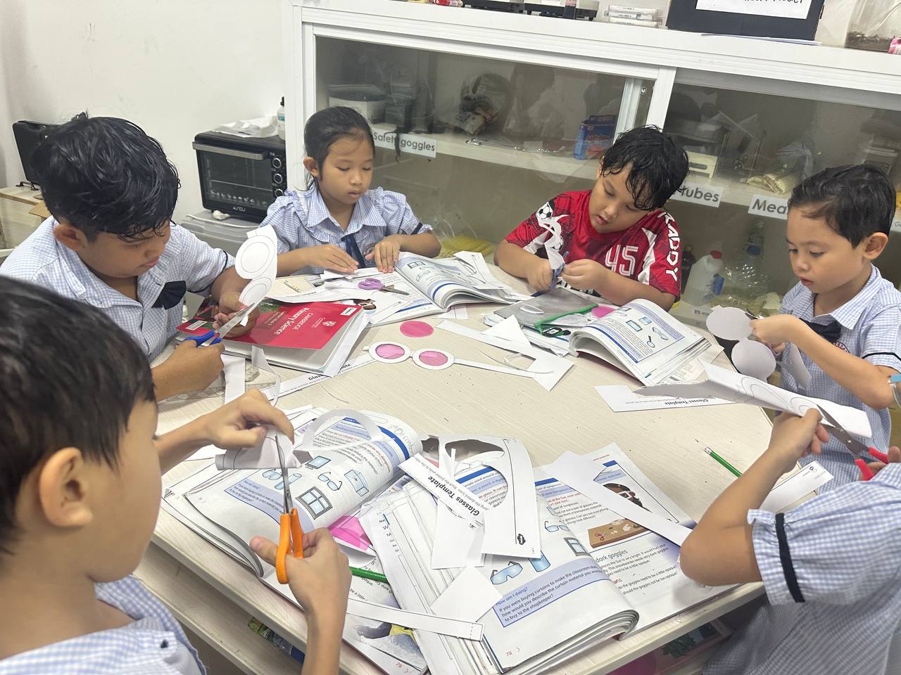 (English Below) តើមានមូលហេតុអ្វីបានជានៅក្នុងសប្តាហ៍នេះ ប្អូនៗសិស្សានុសិស្សដែលមកពីថ្នាក់បឋមសិក្សារបស់យើង បានចំណាយពេលវេលាសិក្សានៅខាងក្រៅថ្នាក់រៀន? ជាមួយនឹងការសិក្សានៅខាងក្រៅថ្នាក់ ប្អូនៗមានឱកាសបានអនុវត្តនូវវត្ថុបំណងនៃមេរៀនក្នុងមជ្ឈដ្ឋានថ្មីជាក់ស្តែង។ ការសិក្សាបែបនេះ ជំរុញឱ្យសិស្សមានការចង់ចេះចង់ដឹង បង្កើនការយល់ដឹងកាន់តែស៊ីជម្រៅ និងជួយឱ្យពួកគេបានយល់ច្បាស់ពីខ្លឹមសារមេរៀនផ្សាភ្ជាប់នឹងទិដ្ឋភាពជាក់ស្តែង។ ការសិក្សាអាចធ្វើទៅបានគ្រប់ទីកន្លែង ហើយសិស្សរបស់យើងក៏អាចធ្វើវាទៅបានដោយរលូន!   This week, our Primary students took their learning outdoors — because why not? ✨ By stepping […]