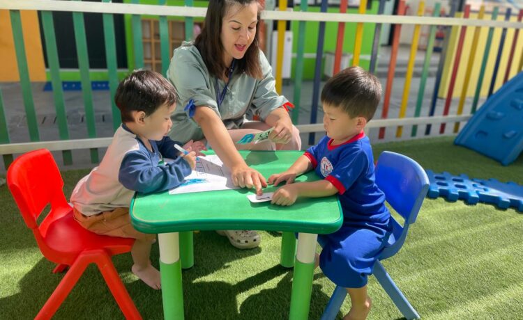 កុមារតូចៗរបស់យើងនៅថ្ងៃនេះ បានសិក្សារៀនសូត្រនៅខាងក្រៅថ្នាក់រៀន ដែលជាឱិកាសដ៏ល្អមួយសម្រាប់ពួកគេក្នុងការស្វែងយល់ជាក់ស្តែងដោយសេរី និងភាពរីករាយ។