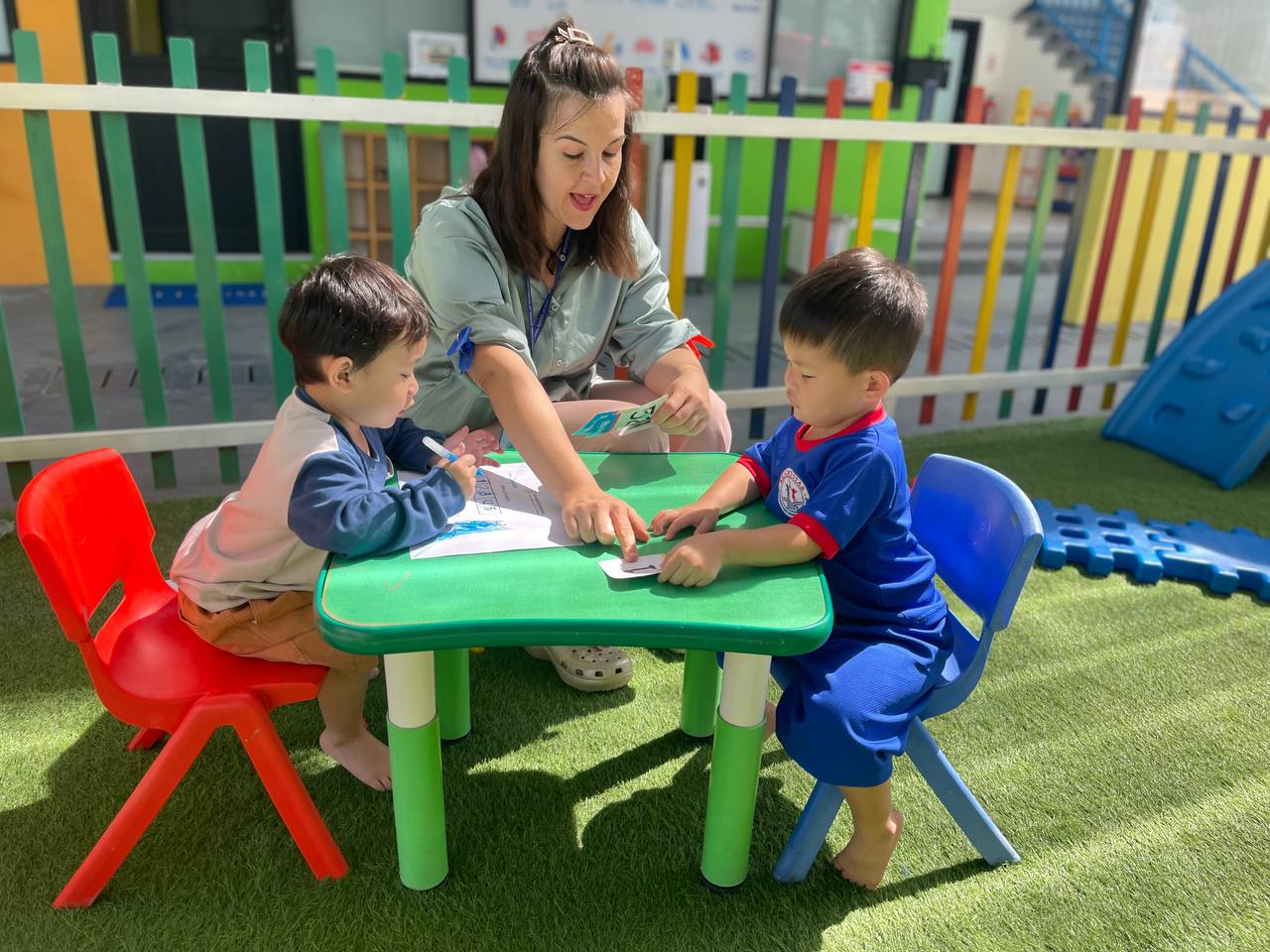 (English Below) កុមារតូចៗរបស់យើងនៅថ្ងៃនេះ បានសិក្សារៀនសូត្រនៅខាងក្រៅថ្នាក់រៀន ដែលជាឱិកាសដ៏ល្អមួយសម្រាប់ពួកគេក្នុងការស្វែងយល់ជាក់ស្តែងដោយសេរី និងភាពរីករាយ។ ប្អូនៗបានផ្សាភ្ជាប់ខ្លួនជាមួយធម្មជាតិ តាមដានស្វែងយល់ពីភាវរស់ អនុវត្តកិច្ចការពិសោធន៍ និងសិក្សាពីខ្លឹមសារមេរៀនថ្មី។ ការសិក្សានៅខាងក្រៅថ្នាក់រៀន មិនត្រឹមតែជួយសិស្សរបស់យើងកសាងនូវចំណេះដឹងនោះទេ តែក៏ពង្រឹងនូវទំនុកចិត្ត ការស្រមើលស្រមៃ ការទំនាក់ទំនង និងទឹកចិត្តស្រឡាញ់ចំពោះការសិក្សាផងដែរ៕ Our young learners take their lessons outdoors, giving them the chance to explore freely […]