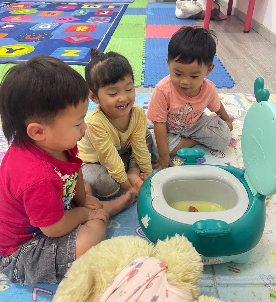 (English Below) ការសិក្សារំលឹកមេរៀនត្រៀមសម្រាប់ការប្រឡងនៅសប្តាហ៍ក្រោយរបស់ប្អូនៗថ្នាក់មត្តេយ្យសិក្សា បានធ្វើឡើងប្រកបដោយភាពសប្បាយរីករាយ តាមរយៈការលេងកម្សាន្ត និងការស្វែងយល់រុករក។ សកម្មភាពសិក្សាអនុវត្តជាក់ស្តែង ការបំពេញកិច្ចការ និងការរៀនច្នៃប្រឌិត បានជួយឱ្យសិស្សរបស់យើងរៀនចេះបង្កើតទំនុកចិត្ត ចេះបង្ហាញនូវការយល់ដឹងរបស់ពួកគេតាមរយៈការលេង និងបទពិសោធន៍សិក្សាប្រចាំថ្ងៃ៕ Preparation for Assessment Week looks like play, exploration, and joyful learning in our Early Years classrooms. From hands-on [&hellip;]