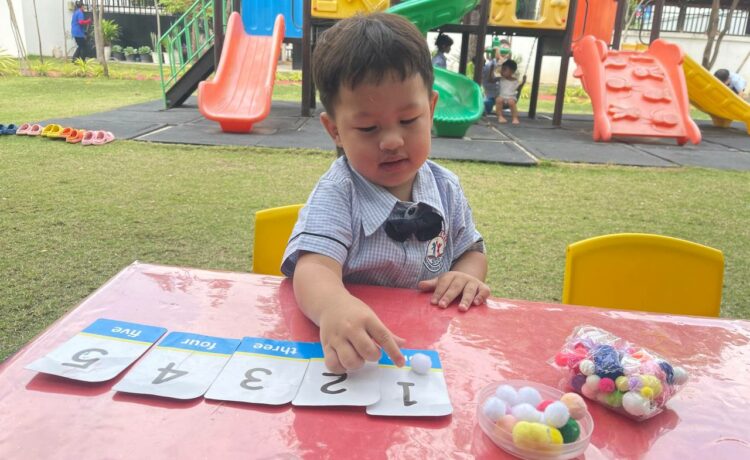 ការប្រឡងបានចាប់ផ្តើមប្រព្រឹត្តិទៅហើយសម្រាប់ប្អូនៗថ្នាក់មត្តេយ្យសិក្សារបស់យើងនៅសប្តាហ៍នេះ។ ឆ្លៀតក្នុងអំឡុងនេះផងដែរ លោកគ្រូ អ្នកគ្រូក៏បានតាមដានពីសកម្មុភាពសិក្សារបស់ប្អូនៗផ្ទាល់មួយទល់មួយ ដូចជាតាមរយៈកិច្ចការអនុវត្តន៍ និងការសិក្សាជាក់ស្តែង។