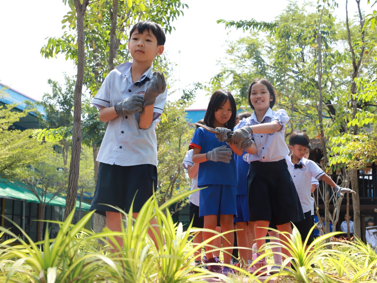 (English Below) នៅក្នុងសប្តាហ៍ទី១ នៃត្រីមាសទី៣ នេះ យើងឃើញថា ការសិក្សាបានប្រព្រឹត្តិយ៉ាងសកម្ម! ប្អូនៗសិស្សានុសិស្សរបស់យើង បានបន្តចាប់ផ្តើមការចូលរួមនៅក្នុងសកម្មភាពសិក្សាសម្បូរបែប ដែលជួយជំរុញដល់ការចង់ចេះចង់ដឹង និងសេចក្តីស្រឡាញ់ចំពោះការសិក្សាពេញមួយជីវិត។ តាមរយៈរូបភាពទាំងនេះ យើងអាចមើលឃើញថា ការបង្កើតនូវបរិយាកាស និងរបៀបសិក្សាច្រើនបែបខុសៗគ្នាបាននាំមកនូវភាពសប្បាយរីករាយ ការចូលរួម និងបទពិសោធន៍សិក្សាប្រកបដោយអត្ថន័យជូនដល់សិស្សានុសិស្សរបស់យើង៕ The first week of Term 3 was in full swing at Brightstar! Students [&hellip;]