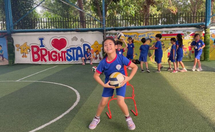 នៅសាលាអន្តរជាតិប្រាយស្តារ ការអប់រំកាយគឺត្រូវបានចាត់ទុក និងឲ្យតម្លៃខ្ពស់ដូចទៅនឹងការអប់រំផ្នែកចំណេះដឹង។