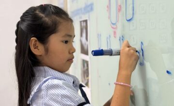 ក្នុងកម្មវិធីខេមរសិក្សា វិធីសាស្ត្រនៃការបង្រៀនចម្រុះ ត្រូវបានអនុវត្តដើម្បីបង្កើនប្រសិទ្ធភាព និងលទ្ធផលនៃការសិក្សាភាសាខ្មែររបស់ប្អូនៗសិស្សានុសិស្សនៃសាលាអន្តរជាតិប្រាយស្តារ។