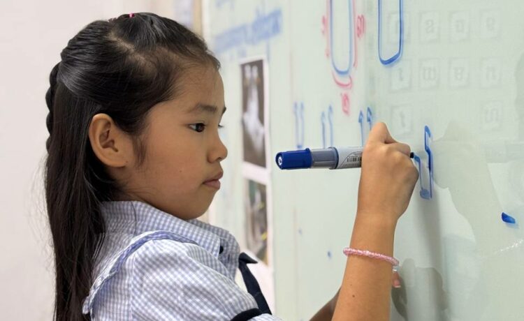 ក្នុងកម្មវិធីខេមរសិក្សា វិធីសាស្ត្រនៃការបង្រៀនចម្រុះ ត្រូវបានអនុវត្តដើម្បីបង្កើនប្រសិទ្ធភាព និងលទ្ធផលនៃការសិក្សាភាសាខ្មែររបស់ប្អូនៗសិស្សានុសិស្សនៃសាលាអន្តរជាតិប្រាយស្តារ។