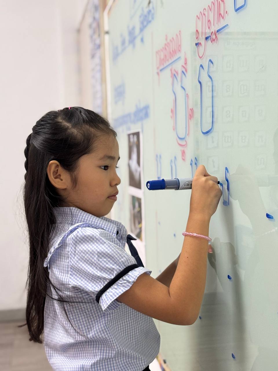 (English Below) ក្នុងកម្មវិធីខេមរសិក្សា វិធីសាស្ត្រនៃការបង្រៀនចម្រុះ ត្រូវបានអនុវត្តដើម្បីបង្កើនប្រសិទ្ធភាព និងលទ្ធផលនៃការសិក្សាភាសាខ្មែររបស់ប្អូនៗសិស្សានុសិស្សនៃសាលាអន្តរជាតិប្រាយស្តារ។ A variety of teaching methods are implemented to enhance the effectiveness and learning outcomes of Khmer language studies for students at Brightstar International School.