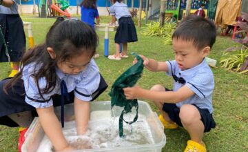 ប្អូនៗនៃថ្នាក់មត្តេយ្យសិក្សារបស់យើងបានចូលរួមស្វែងយល់ និងលេងទឹកជាមួយគ្នា តាមរយៈសកម្មភាពដុសលាងសម្អាត។