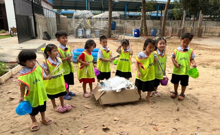 កុមារតូចៗប្រចាំថ្នាក់មត្តេយ្យសិក្សារបស់យើង បានចូលរួមនៅក្នុងសកម្មភាពសិក្សាសម្អាត និងតំហែទាំនៅសប្តាហ៍នេះ ដោយបានរួមគ្នាដើរប្រមូលសំរាមនៅតាមទីធ្លាសាលារៀន។