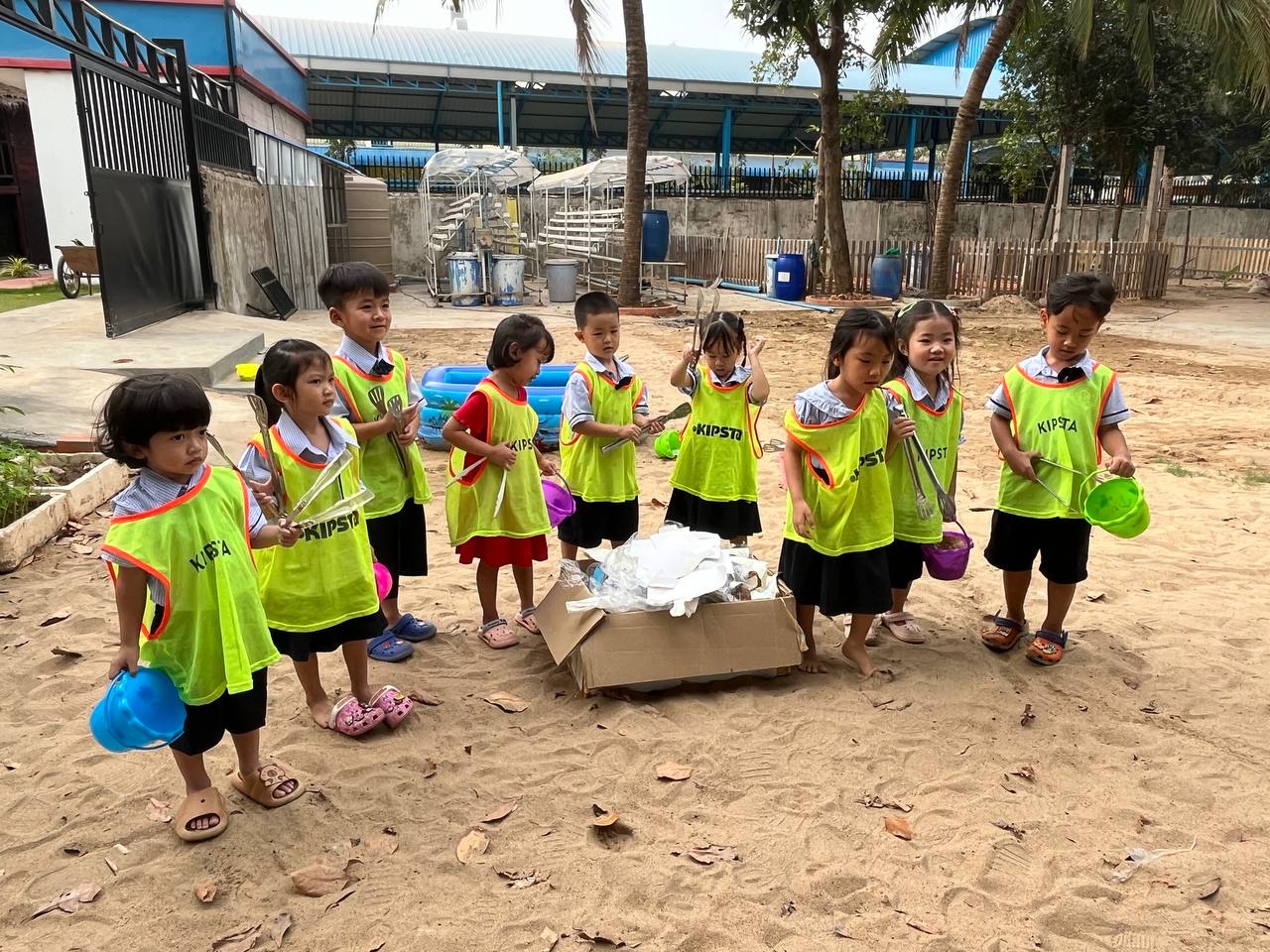 (English Below) កុមារតូចៗប្រចាំថ្នាក់មត្តេយ្យសិក្សារបស់យើង បានចូលរួមនៅក្នុងសកម្មភាពសិក្សាសម្អាត និងតំហែទាំនៅសប្តាហ៍នេះ ដោយបានរួមគ្នាដើរប្រមូលសំរាមនៅតាមទីធ្លាសាលារៀន។ តាមរយៈសកម្មភាពនេះ ប្អូនៗបានសិក្សាយល់ដឹងពីសារៈសំខាន់នៃអនាម័យ ទំនួលខុសត្រូវ និងការថែរក្សាបរិស្ថានជុំវិញខ្លួន៕ Our EY students took part in a clean up activity where they worked together to pick up trash around the [&hellip;]