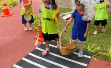 ការសិក្សាប្រចាំថ្ងៃនៅក្នុងថ្នាក់មត្តេយ្យសិក្សា គឺពោរពេញទៅដោយសកម្មភាពរុករក ការអង្កេត ការកសាង ការស្រមៃ និងការស្វែងយល់ជាមួយមិត្តភក្តិ។