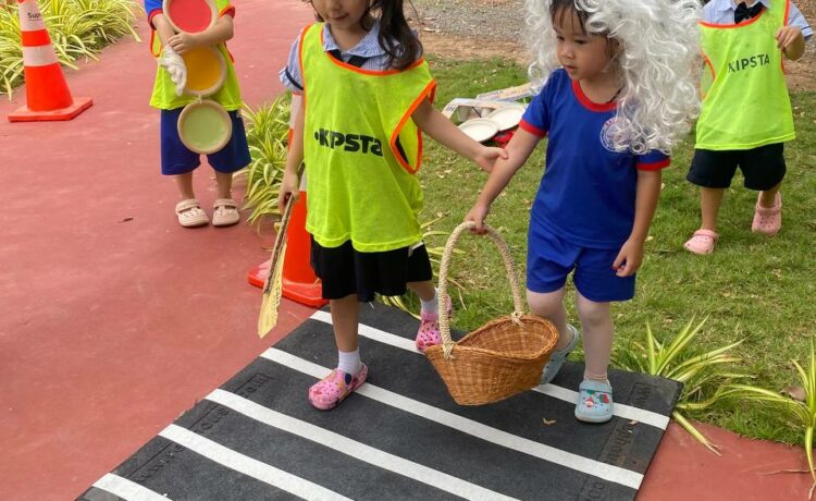 ការសិក្សាប្រចាំថ្ងៃនៅក្នុងថ្នាក់មត្តេយ្យសិក្សា គឺពោរពេញទៅដោយសកម្មភាពរុករក ការអង្កេត ការកសាង ការស្រមៃ និងការស្វែងយល់ជាមួយមិត្តភក្តិ។