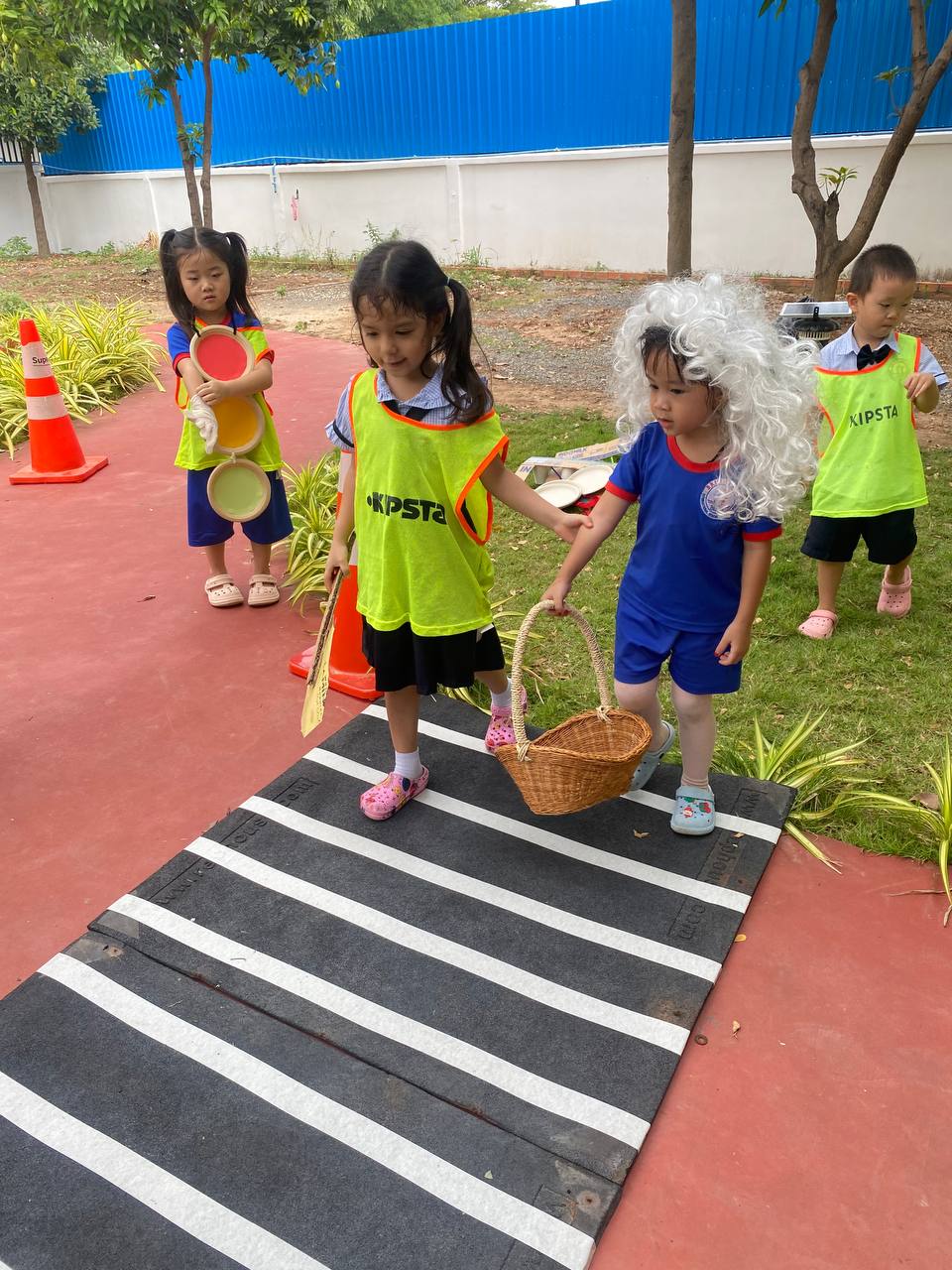 (English Below) ការសិក្សាប្រចាំថ្ងៃនៅក្នុងថ្នាក់មត្តេយ្យសិក្សា គឺពោរពេញទៅដោយសកម្មភាពរុករក ការអង្កេត ការកសាង ការស្រមៃ និងការស្វែងយល់ជាមួយមិត្តភក្តិ។ក្រៅពីជួយសិស្សឱ្យទទួលបាននូវភាពកម្សាន្តសប្បាយ សកម្មភាពទាំងនេះក៏ជួយបង្កើនទំនុកចិត្ត ការចង់ចេះចង់ដឹង និងសេចក្តីស្រឡាញ់ចំពោះការសិក្សាផងដែរ៕ Everyday in Early Years is filled with discovery, including investigating, building, imagining and exploring with friends. These are more [&hellip;]