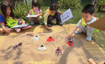 ដៃកាន់ក្តារសម្រាប់កត់ត្រាជាមួយកែវភ្នែករំពៃសំឡឹងមើល!