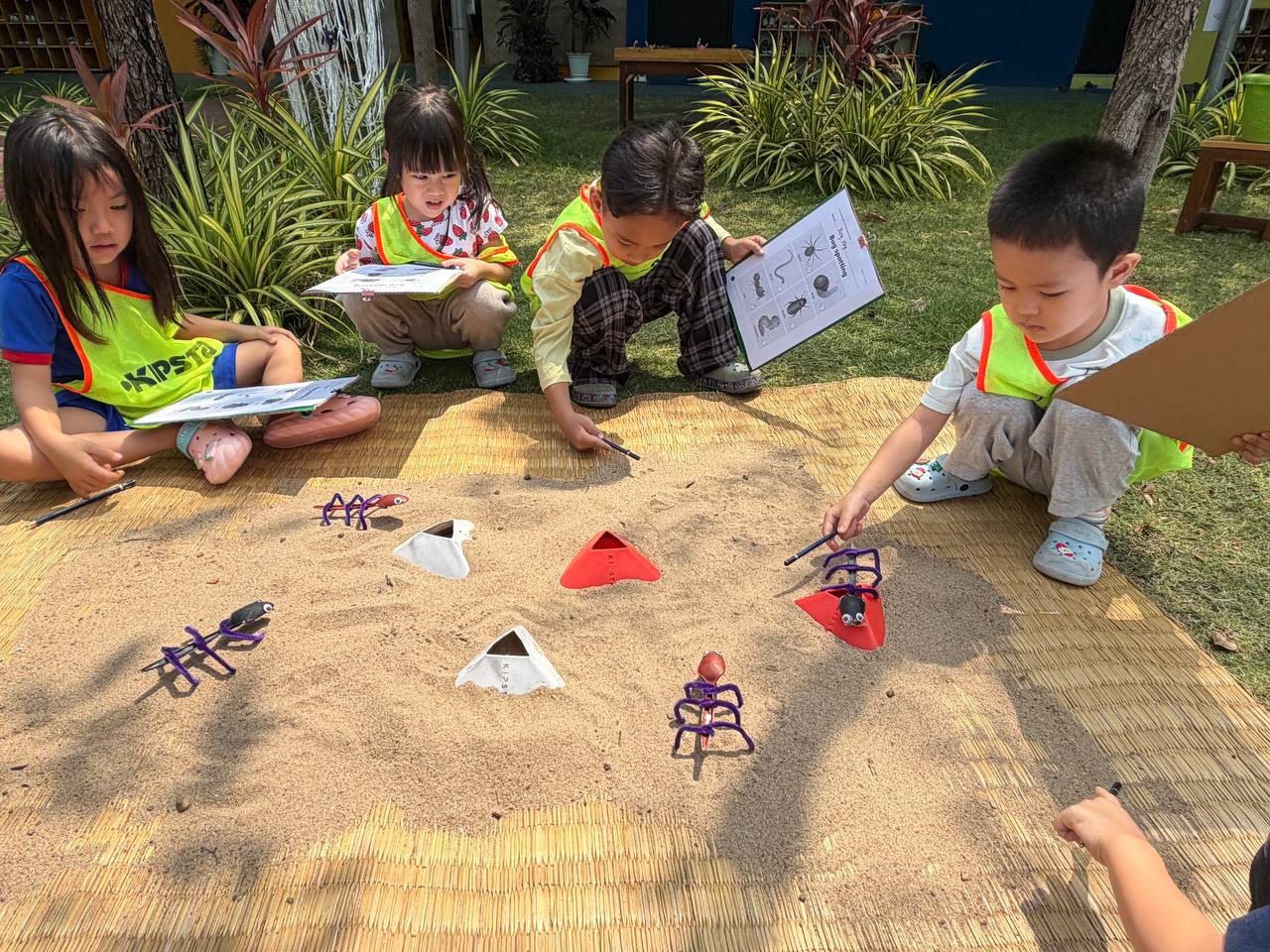 (English Below) ដៃកាន់ក្តារសម្រាប់កត់ត្រាជាមួយកែវភ្នែករំពៃសំឡឹងមើល! នៅថ្ងៃនេះ ប្អូនៗជាសិស្សថ្នាក់មត្តេយ្យសិក្សារបស់យើង បានចំណាយពេលយ៉ាងយកចិត្តទុកដាក់ក្នុងការសិក្សាក្រៅថ្នាក់រុករកសត្វល្អិត ស្វែងយល់ពីដី រុក្ខជាតិ សំបុក និងដើមឈើ ក៏ដូចជាភាវៈមានជីវិតផ្សេងៗទៀតនៅក្នុងបរិវេណសាលា។ ក្រៅពីអារម្មណ៍រំភើបរីករាយហើយនោះ សកម្មភាពខាងក្រៅថ្នាក់ទាំងនេះ ក៏ជួយបង្រៀនសិស្សឱ្យចេះនូវបំណិនការអង្កេត ការចេះឆ្ងល់និងសួរ ដែលសុទ្ធសឹងជាមូលដ្ឋានគ្រឹះសំខាន់សម្រាប់ការត្រិះរិះបែបវិទ្យាសាស្រ្ត៕ Armed with clipboards and curious eyes, our Early Years went on a bug hunt [&hellip;]