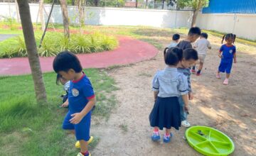 កុមារតូចៗថ្នាក់មត្តេយ្យសិក្សារបស់យើង បានក្លាយជាអ្នកប្រមាញ់វ័យក្មេងក្នុងអំឡុងពេលអនុវត្តសកម្មភាពការរុករកសត្វល្អិត។