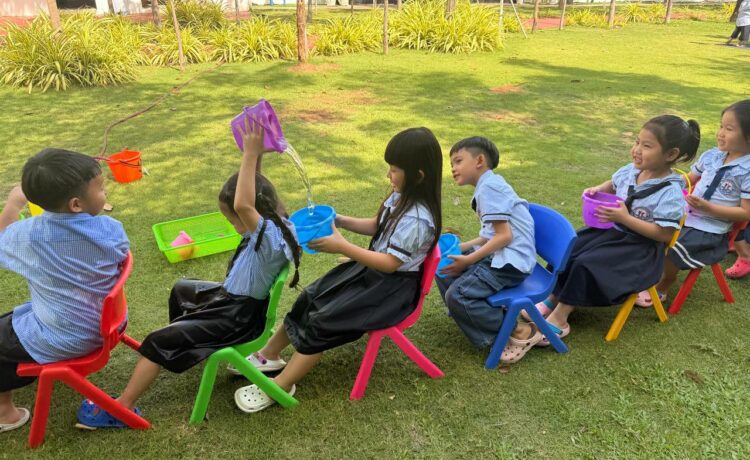 ប្អូនៗកុមារថ្នាក់មត្តេយ្យសិក្សារបស់យើង បានចូលរួមនៅក្នុងសកម្មភាពប្រណាំងប្រជែងជញ្ជូនទឹកពីធុងមួយទៅធុងមួយ និងជញ្ជូនកែវទឹកនីមួយៗទៅកាន់គោលដៅ។