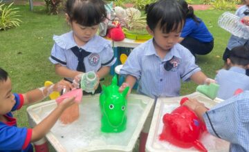 កុមារតូចៗថ្នាក់មត្តេយ្យសិក្សារបស់យើង បានចូលរួមក្នុងមេរៀនសំដែង ការងូតទឹក និងការផ្តល់ចំណីដល់សត្វពាហនៈប្រកបដោយភាពសប្បាយរីករាយ។