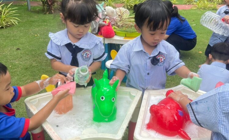 កុមារតូចៗថ្នាក់មត្តេយ្យសិក្សារបស់យើង បានចូលរួមក្នុងមេរៀនសំដែង ការងូតទឹក និងការផ្តល់ចំណីដល់សត្វពាហនៈប្រកបដោយភាពសប្បាយរីករាយ។