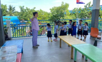 ប្អូនៗសិស្សានុសិស្សថ្នាក់មត្តេយ្យសិក្សារបស់យើងបានចំណាយពេលក្នុងការសិក្សាស្វែងយល់ក្រៅថ្នាក់រៀន។ ប្អូនៗបានដើរជុំវិញទីធ្លាសាលាជាមួយមិត្តភក្តិ គយគន់ទេសភាព និងកាន់តែមានភាពសុាំជាមួយនឹងបរិស្ថានសាលា។