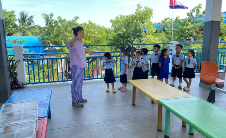 ប្អូនៗសិស្សានុសិស្សថ្នាក់មត្តេយ្យសិក្សារបស់យើងបានចំណាយពេលក្នុងការសិក្សាស្វែងយល់ក្រៅថ្នាក់រៀន។ ប្អូនៗបានដើរជុំវិញទីធ្លាសាលាជាមួយមិត្តភក្តិ គយគន់ទេសភាព និងកាន់តែមានភាពសុាំជាមួយនឹងបរិស្ថានសាលា។