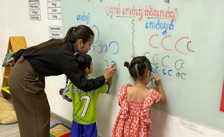 ការកសាងមូលដ្ឋានគ្រឹះនៃការសរសេរក្នុងកម្មវិធីខេមរភាសា 📝 កុមារកម្រិតមត្តេយ្យសិក្សារបស់យើងកំពុងបោះជំហានទៅរកការសរសេរប្រកបដោយភាពត្រឹមត្រូវ និងច្បាស់លាស់ ដោយចាប់ផ្តើមពីការរៀនកាន់ខ្មៅដៃឱ្យបានត្រឹមត្រូវ និងហាត់គូសបន្ទាត់ និងគូសខ្សែកោងបែបងាយៗ។