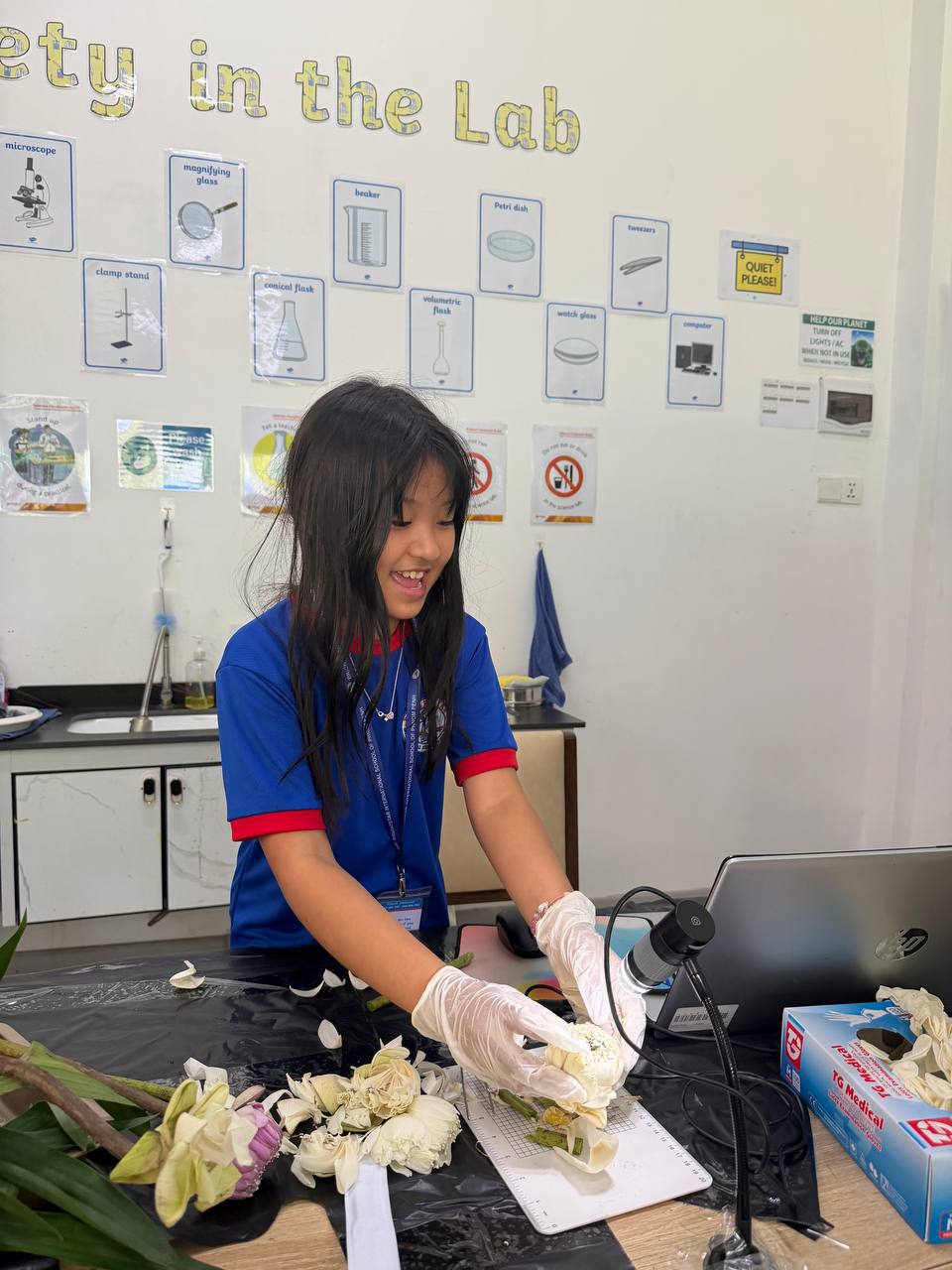 &nbsp; (English Below) ក្នុងសប្តាហ៍នេះ ប្អូនៗសិស្សានុសិស្សថ្នាក់បឋមសិក្សារបស់យើងបានរីករាយជាមួយសកម្មភាពអនុវត្តផ្ទាល់ ដែលជួយជំរុញឱ្យពួកគេចេះសហការគ្នា និងអាចយកចំណេះដឹងដែលបានសិក្សានៅក្នុងថ្នាក់មកអនុវត្តជាក់ស្តែង។ ពិតជារំភើបរីករាយដែលបានឃើញប្អូនៗកំពុងខិតខំសិក្សា ចេះបង្កើតស្នាដៃ និងធ្វើការរួមជាមួយគ្នា! 🌟 ពិតជារំភើបរីករាយដែលបានឃើញប្អូនៗកំពុងខិតខំសិក្សា ចេះបង្កើតស្នាដៃ និងធ្វើការរួមជាមួយគ្នា! 🌟This week, our Primary students enjoyed hands-on activities that encouraged collaboration and allowed them to put [&hellip;]