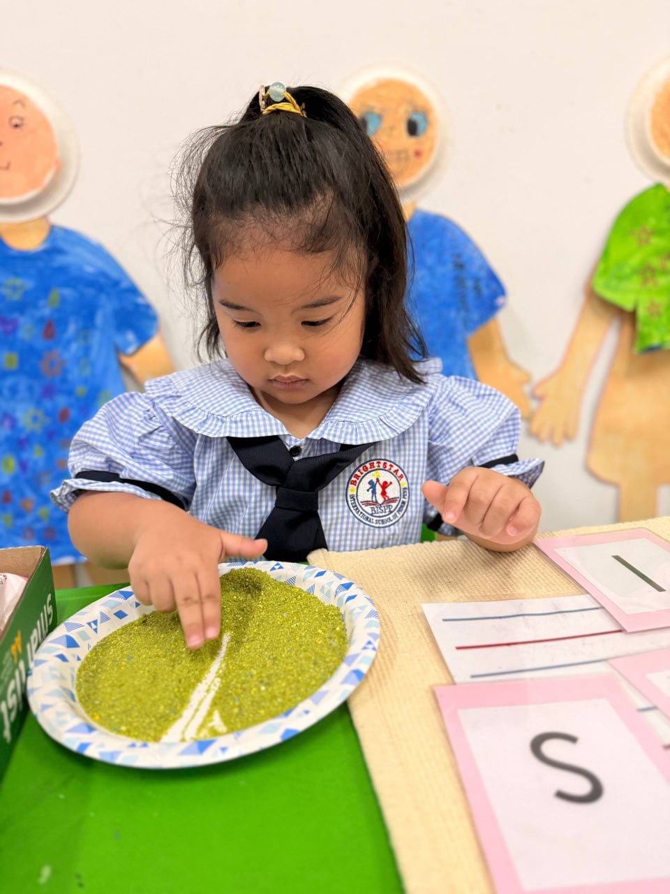English Below) កុមារមត្តេយ្យរបស់យើងកំពុងស្វែងយល់អំពីសូរអក្សរ(Phonics) និងសម្គាល់តួអក្សរ តាមរយៈសកម្មភាពអនុវត្តជាក់ស្តែងដ៏សម្បូរបែប។ ប្អូនៗបានសិក្សា និងអនុវត្តដោយវិធីផ្សេងៗ រួមមានទាំងការស្តាប់សូរ និងផ្គូផ្គងសូរអក្សរជាមួយតួអក្សរ ការគូសផ្តាម ការគូសសញ្ញាផ្សេងៗ និងការហាត់សរសេរអក្សរឱ្យបានត្រឹមត្រូវ។ សកម្មភាពទាំងនេះជួយឱ្យសិស្សអាចកសាងបំណិនមូលដ្ឋានសំខាន់ៗ ដែលនឹងត្រូវប្រើប្រាស់ក្នុងពេលអាន និងសរសេរ៕ Our EY learners are developing their phonics and handwriting skills through a variety of hands-on [&hellip;]