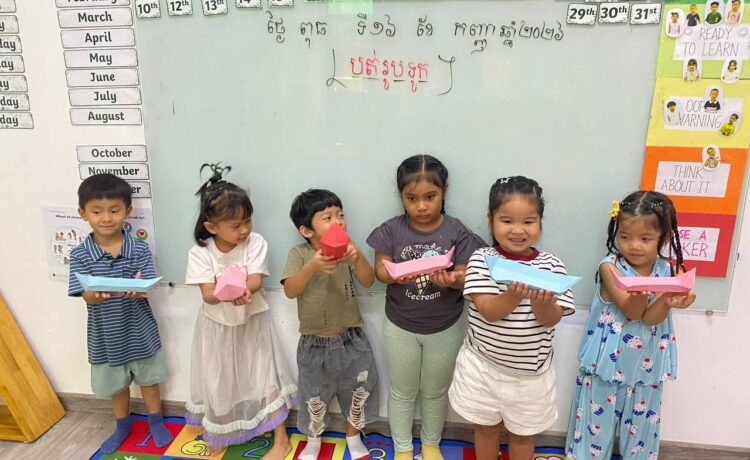 កុមារមត្តេយ្យនៃសាលាអន្តរជាតិប្រាយស្តារភ្នំពេញ បានចូលរួមយ៉ាងសប្បាយរីករាយក្នុងសកម្មភាពបត់ក្រដាសធ្វើជាទូកតូចៗ។ តាមរយៈសកម្មភាពនេះ កូនៗបានហាត់អនុវត្តការធ្វើតាមការណែនាំ បង្កើនការផ្តោតអារម្មណ៍ អភិវឌ្ឍចិត្តចលភាព(បំណិនចលករតូច) និងបណ្តុះភាពច្នៃប្រឌិត។
