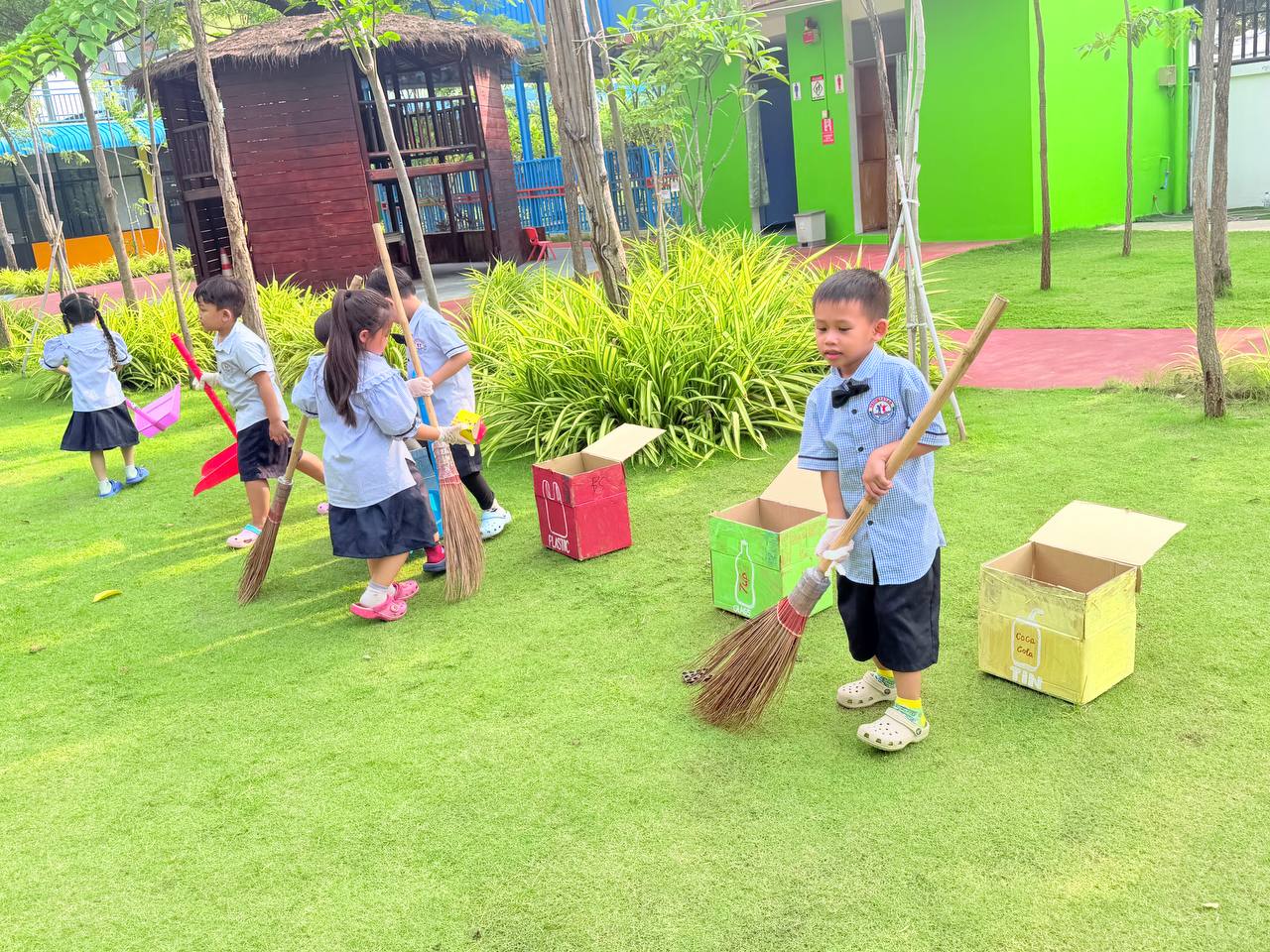 (English Below) ក្នុងសប្តាហ៍នេះ កុមារៗថ្នាក់មត្តេយ្យនៃសាលារបស់យើង បានចូលរួមស្វែងយល់អំពីវិធីបែងចែកសំរាមតាមប្រភេទផ្សេងៗក្នុងធុងសំរាមដែលត្រឹមត្រូវ។ ពួកគេបានរៀនអំពីការកែច្នៃឡើងវិញ ការរក្សាបរិស្ថានឱ្យស្អាត និងការបោះចោលសំរាមឱ្យបានត្រឹមត្រូវ។ តាមរយៈការធ្វើការរួមគ្នា ពួកគេបានយល់ដឹងថា បុគ្គលម្នាក់ៗសុទ្ធតែអាចចូលរួមចំណែកក្នុងការថែរក្សា និងការពារពិភពលោកជុំវិញខ្លួនរបស់ពួកគេបាន៕ This week, our EY students explored how to sort different types of waste into the correct bins. They [&hellip;]